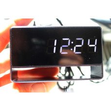 Galda pulkstenis ar slēptu kameru