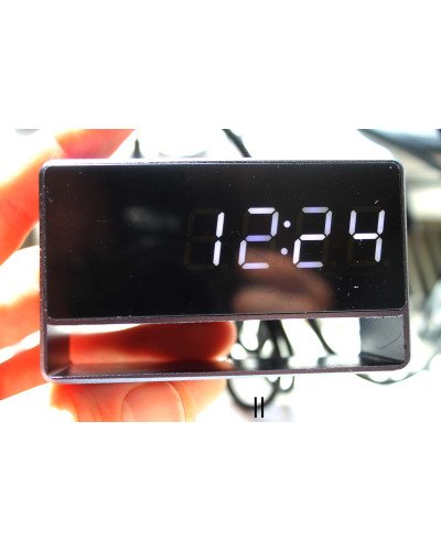 Galda pulkstenis ar slēptu kameru